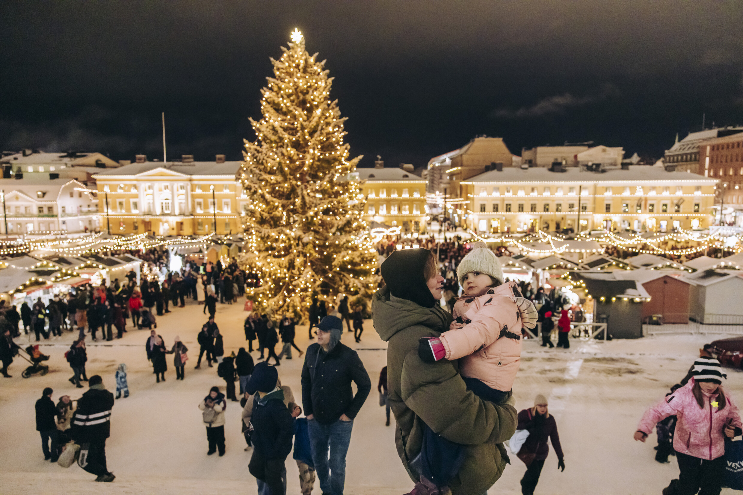 ヘルシンキ大聖堂のクリスマスマーケットの風景